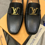 Giày lười Louis Vuitton Montaigne Loafer khóa màu vàng