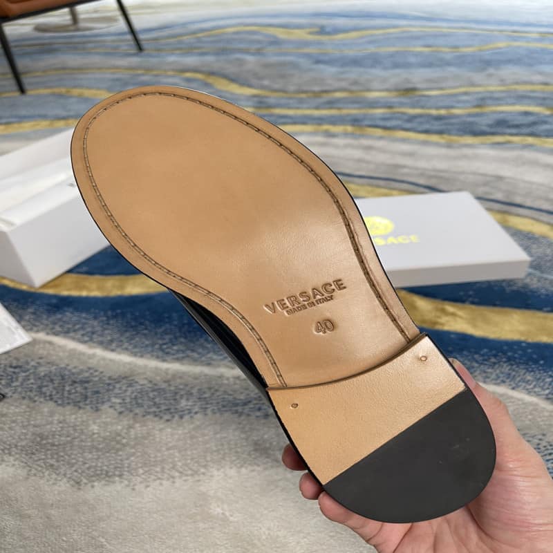 Giày lười Versace GV Signature Leather Loafers da bóng màu đen