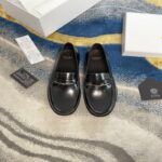 Giày lười Versace GV Signature Leather Loafers da bóng màu đen