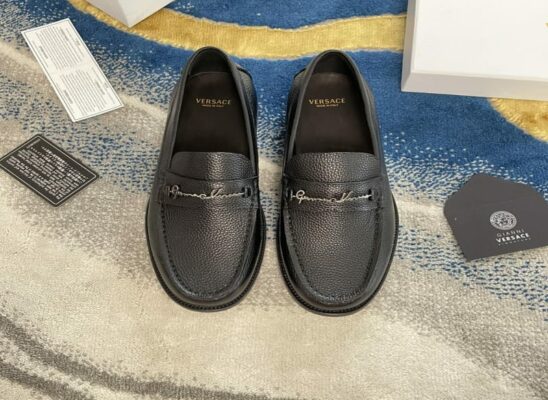 Giày lười Versace GV Signature Leather Loafers da nhăn màu đen