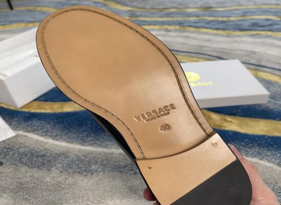 Giày lười Versace GV Signature Leather Loafers da nhăn màu đen