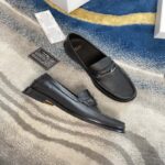 Giày lười Versace GV Signature Leather Loafers da nhăn màu đen