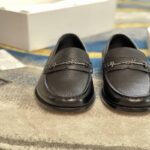 Giày lười Versace GV Signature Leather Loafers da nhăn màu đen