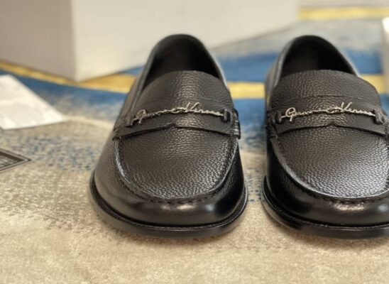 Giày lười Versace GV Signature Leather Loafers da nhăn màu đen