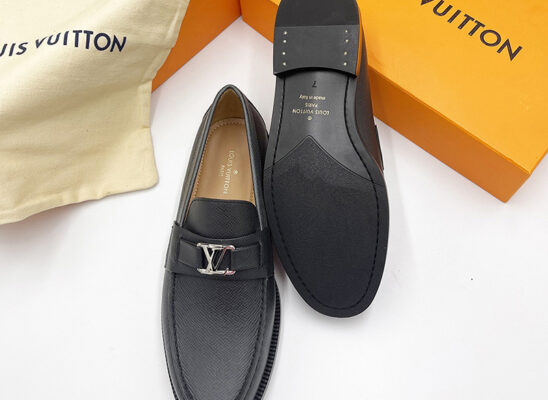 Giày lười Louis Vuitton like au Loafer Major da taiga khóa logo nhỏ