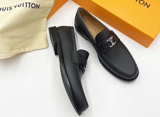 Giày lười Louis Vuitton like au Loafer Major da taiga khóa logo nhỏ